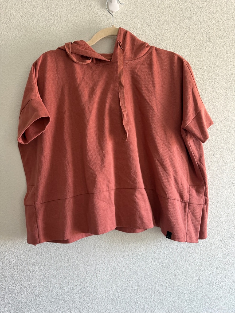 Varley Cropped Short Sleeve Hoodie in Salmon size XS